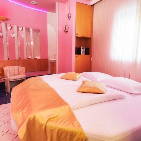Hotel Eroplan Rožnov pod Radhoštěm エクステリア 写真