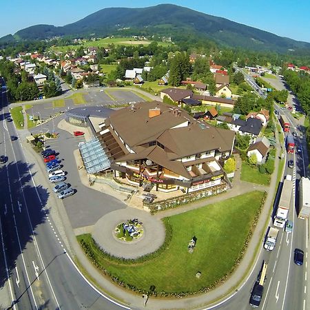 Hotel Eroplan Rožnov pod Radhoštěm エクステリア 写真