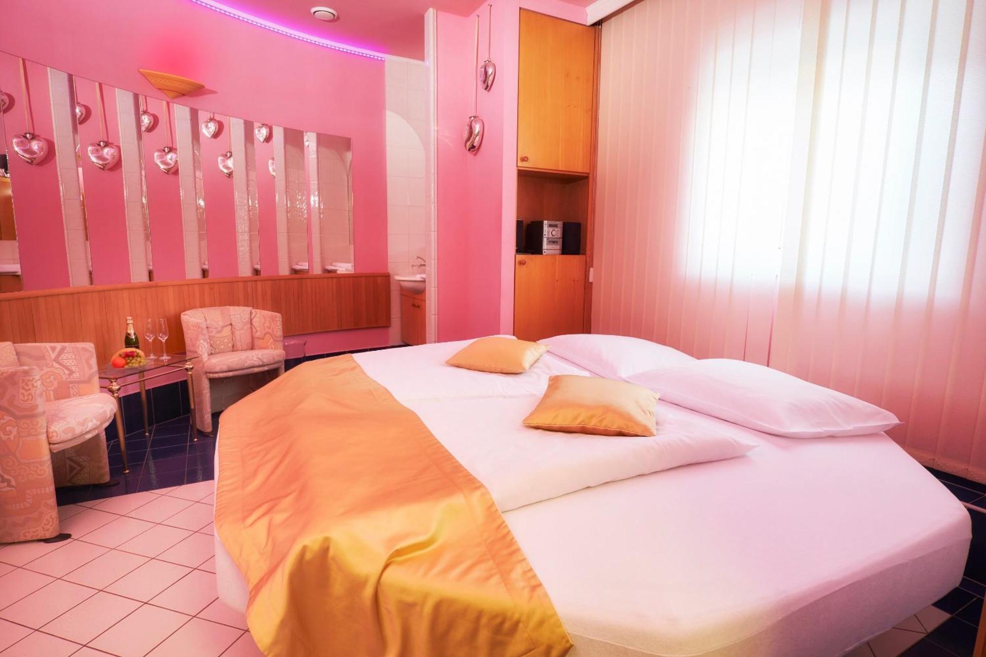 Hotel Eroplan Rožnov pod Radhoštěm エクステリア 写真