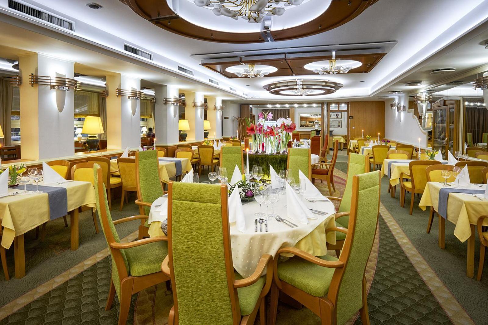 Hotel Eroplan Rožnov pod Radhoštěm エクステリア 写真