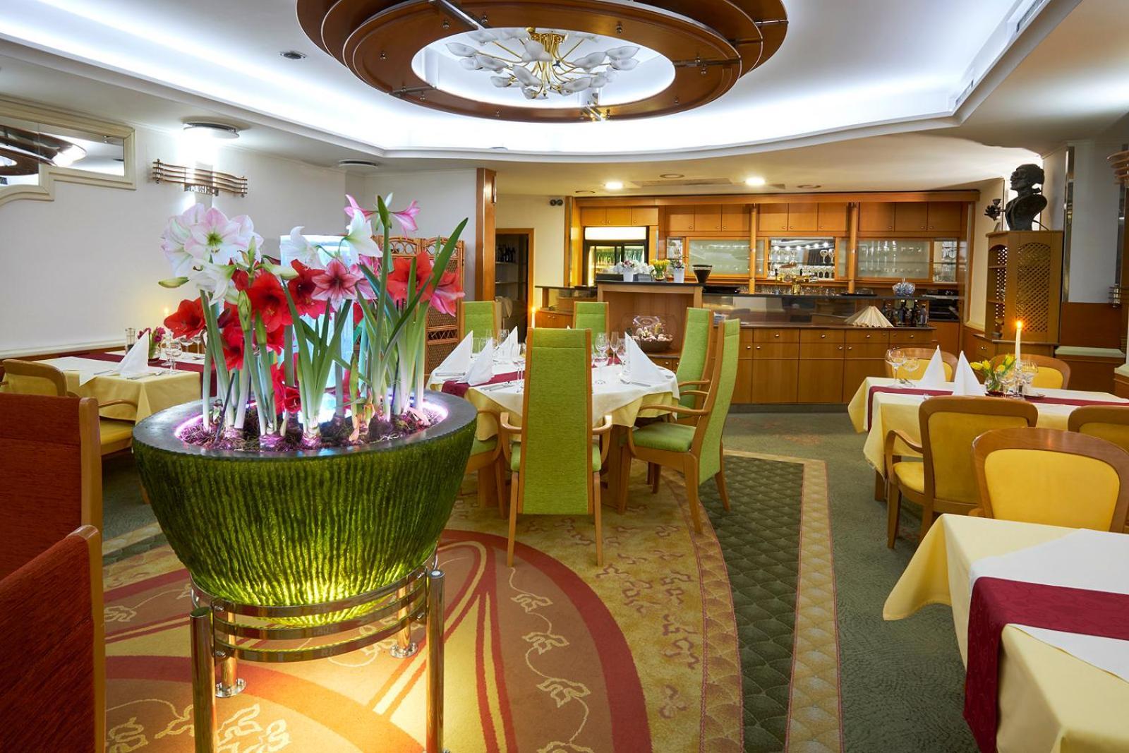 Hotel Eroplan Rožnov pod Radhoštěm エクステリア 写真