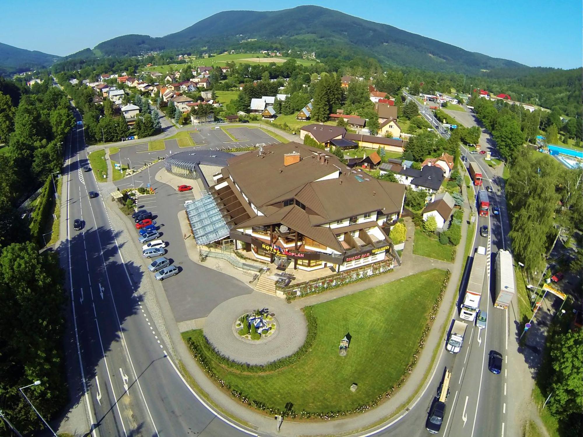 Hotel Eroplan Rožnov pod Radhoštěm エクステリア 写真
