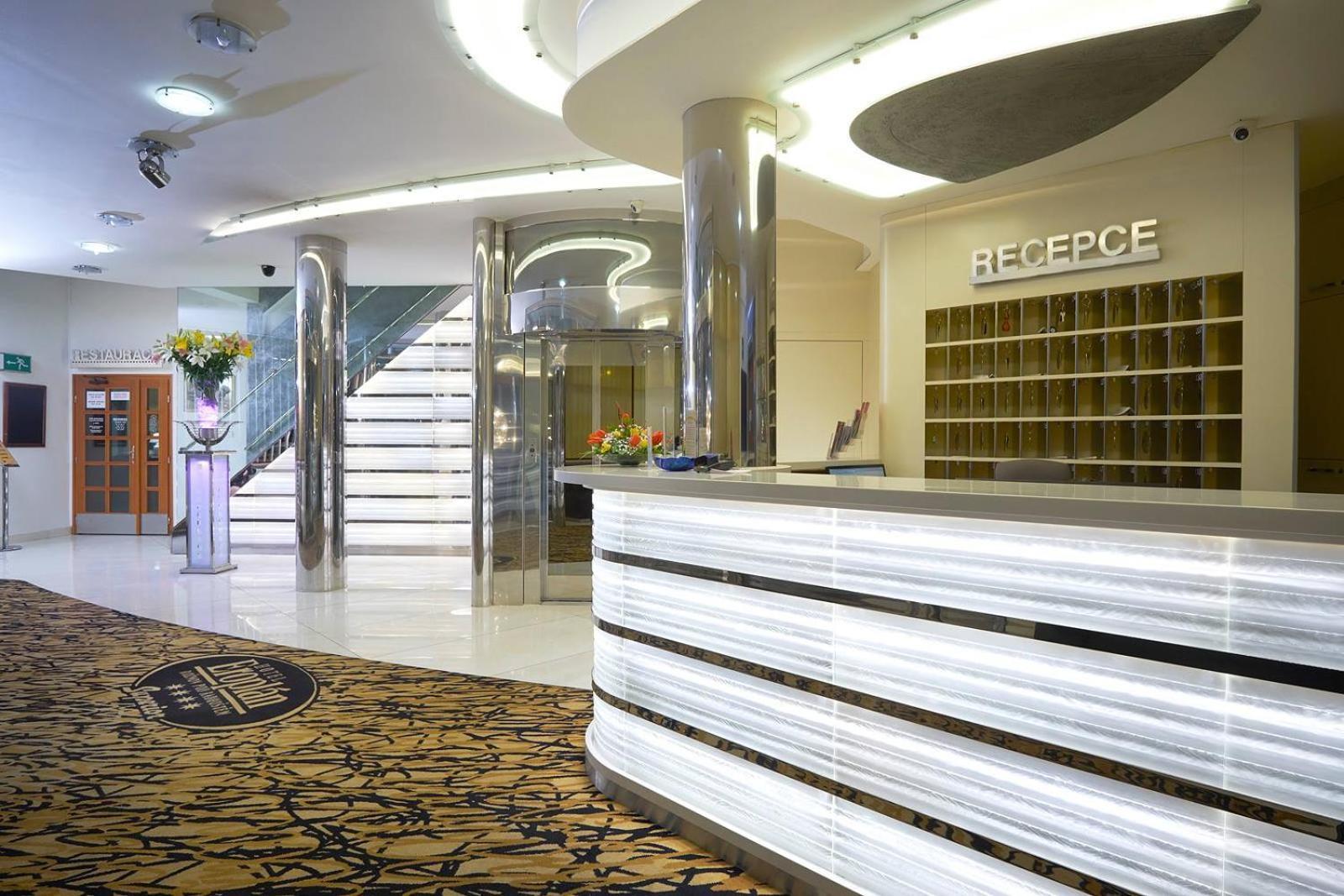 Hotel Eroplan Rožnov pod Radhoštěm エクステリア 写真