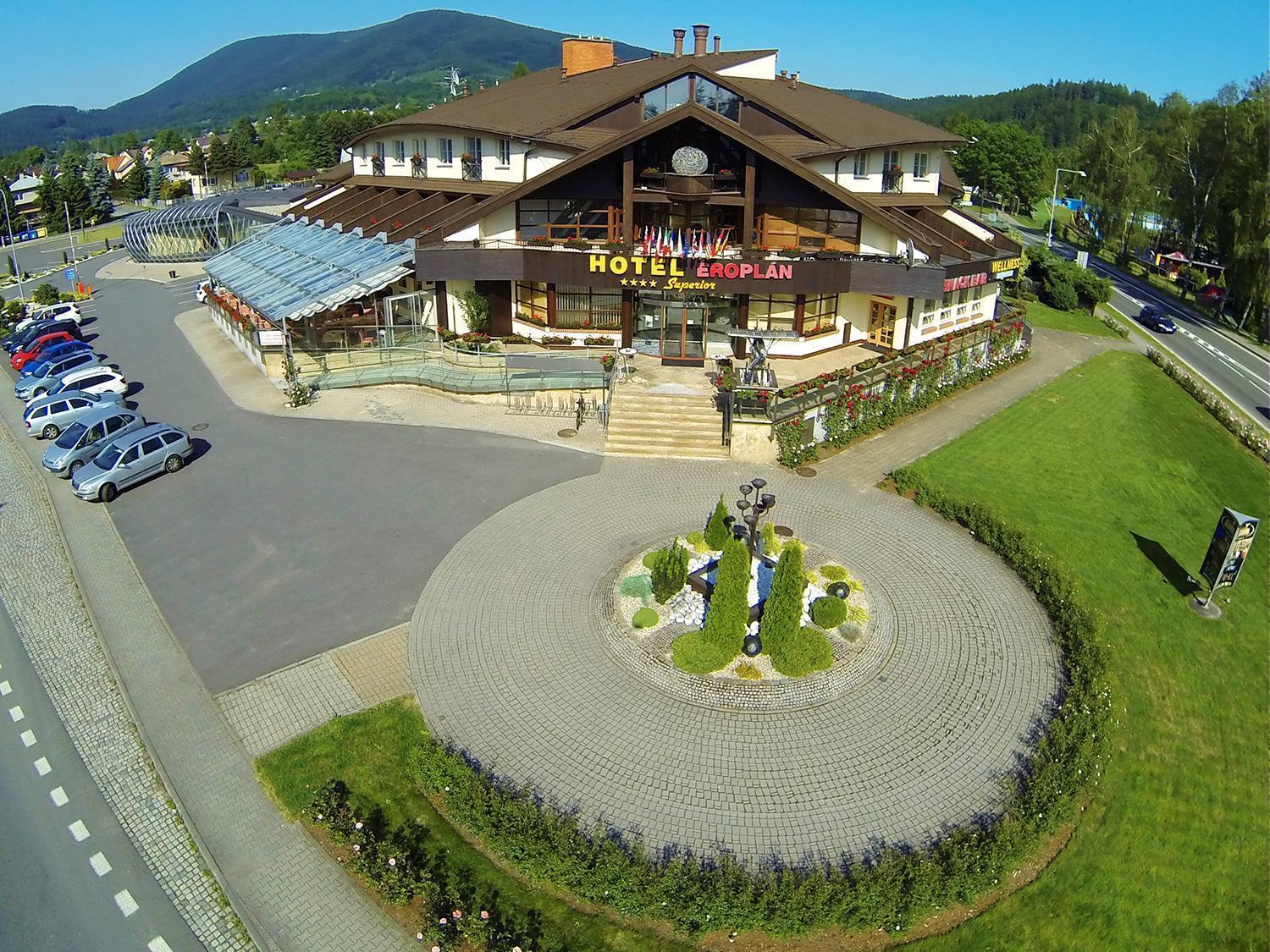 Hotel Eroplan Rožnov pod Radhoštěm エクステリア 写真
