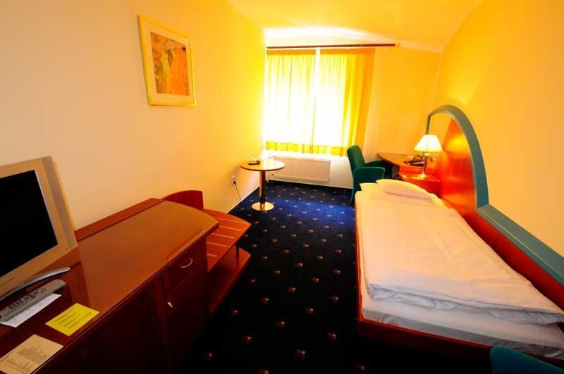Hotel Eroplan Rožnov pod Radhoštěm エクステリア 写真