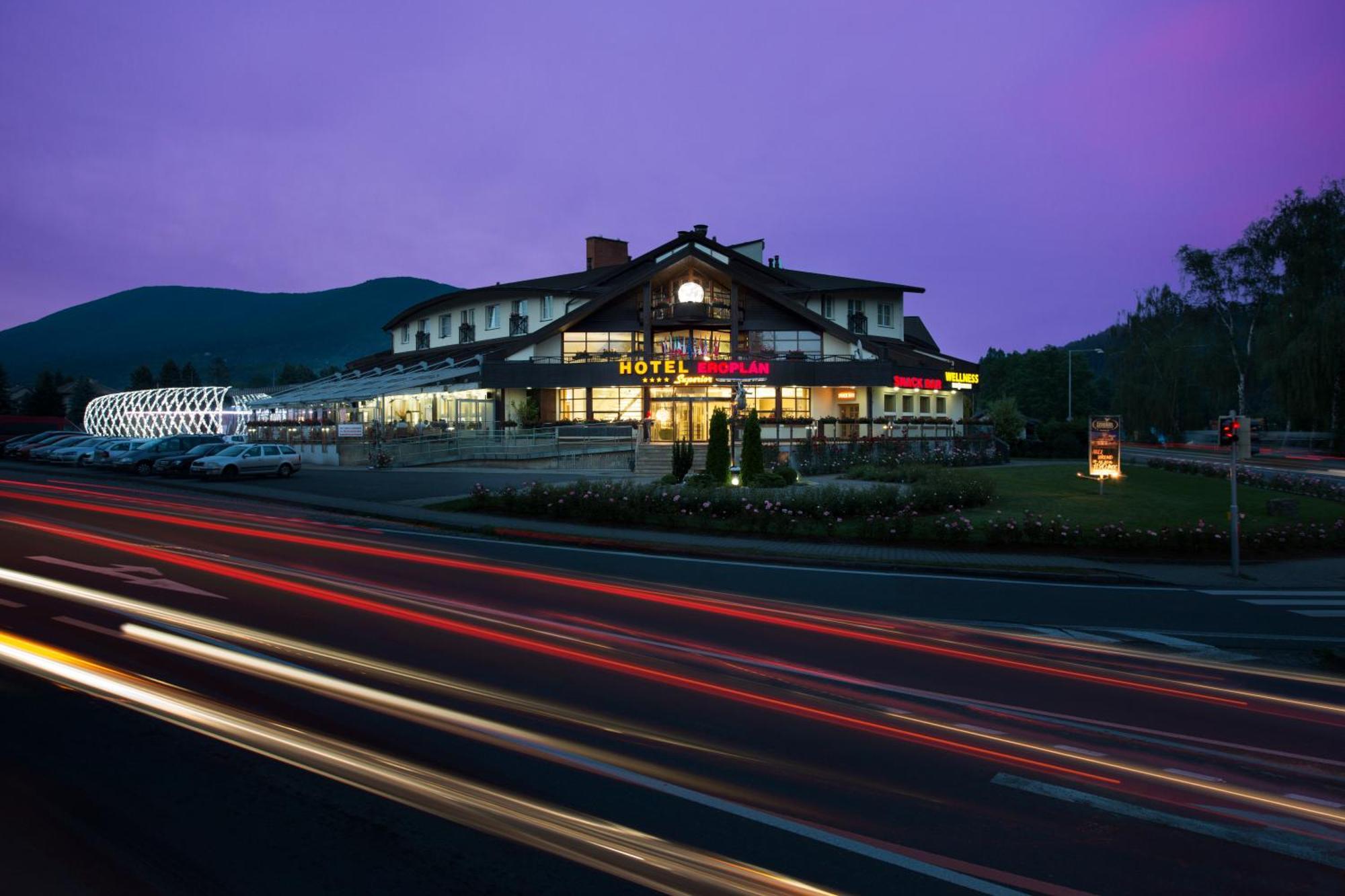Hotel Eroplan Rožnov pod Radhoštěm エクステリア 写真