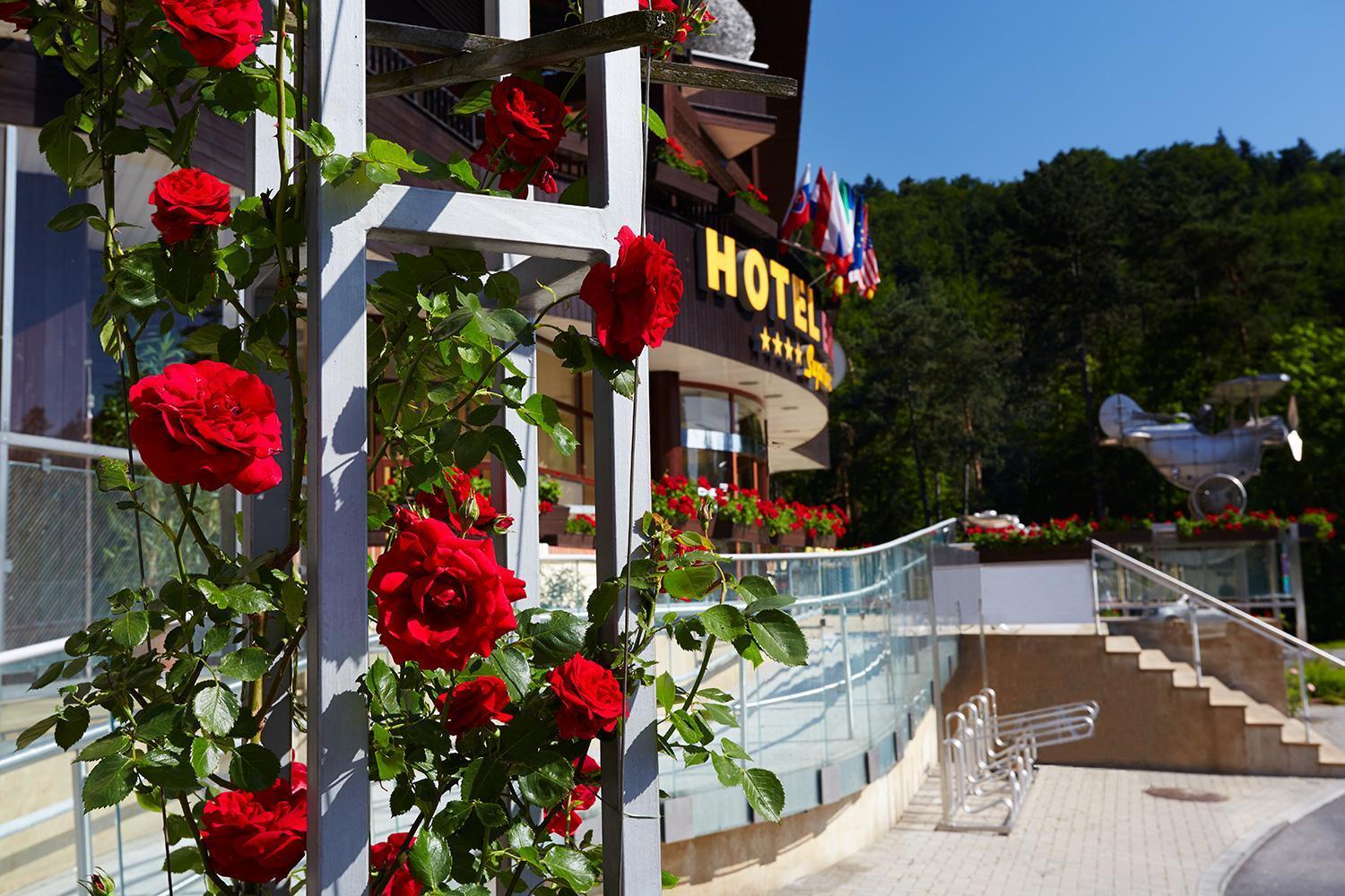 Hotel Eroplan Rožnov pod Radhoštěm エクステリア 写真