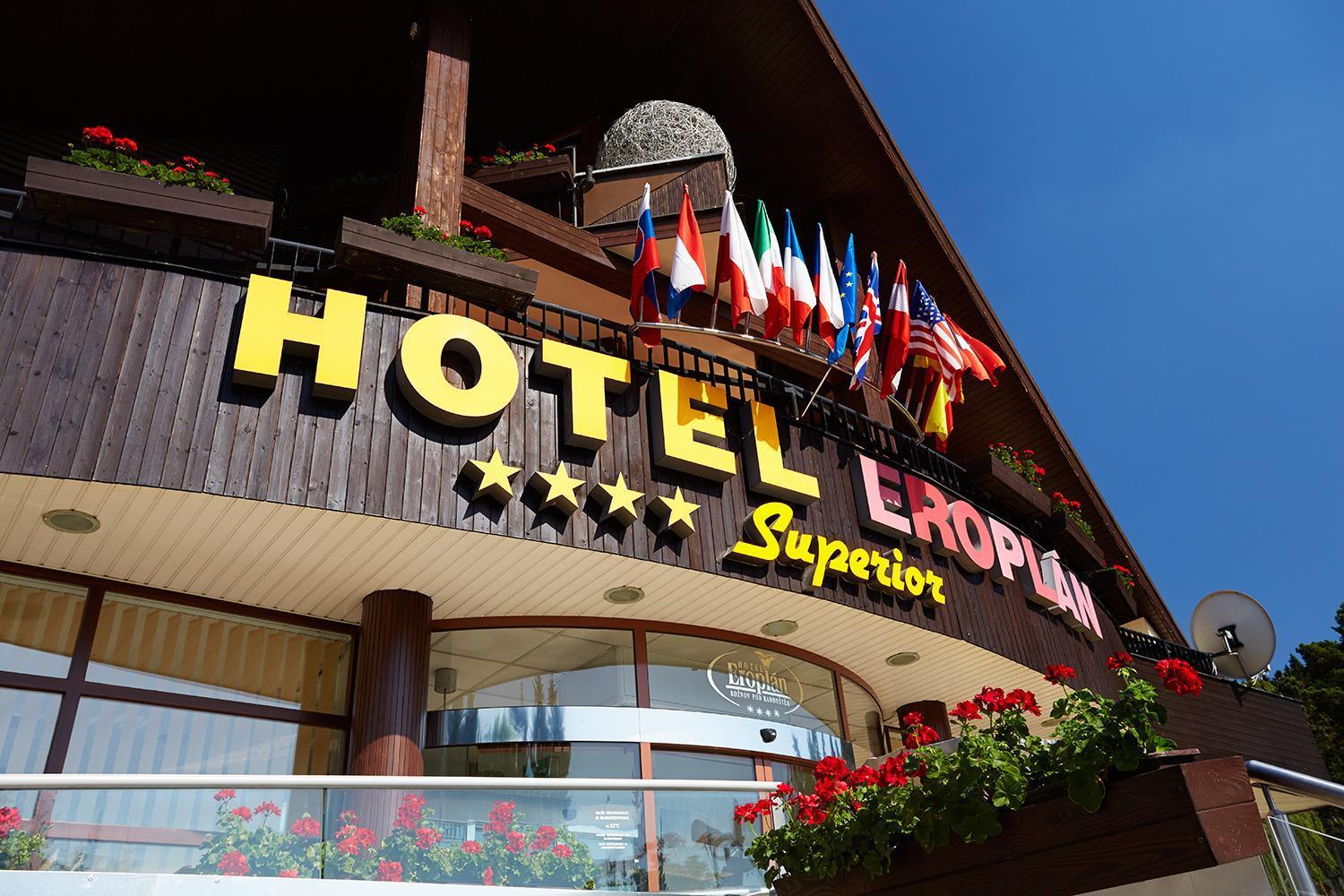 Hotel Eroplan Rožnov pod Radhoštěm エクステリア 写真