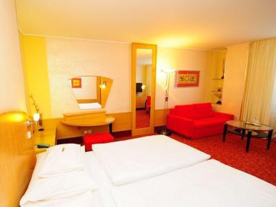 Hotel Eroplan Rožnov pod Radhoštěm エクステリア 写真